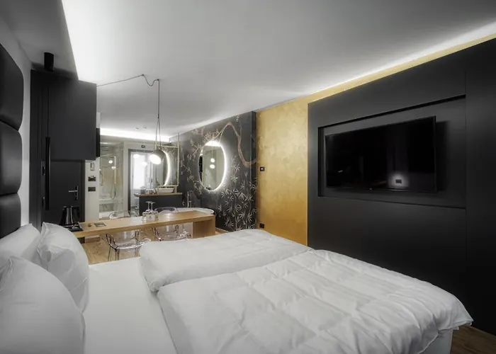 M Loft - Adults Only